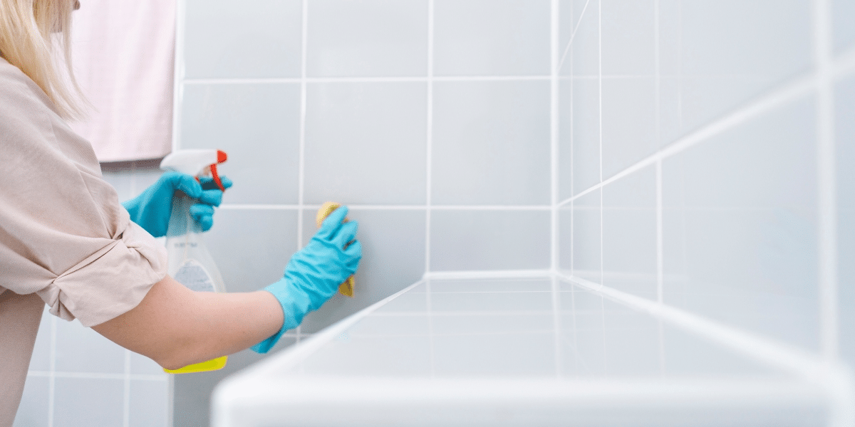 Zeg vaarwel tegen schimmel in je badkamer met deze verrassend simpele oplossing!